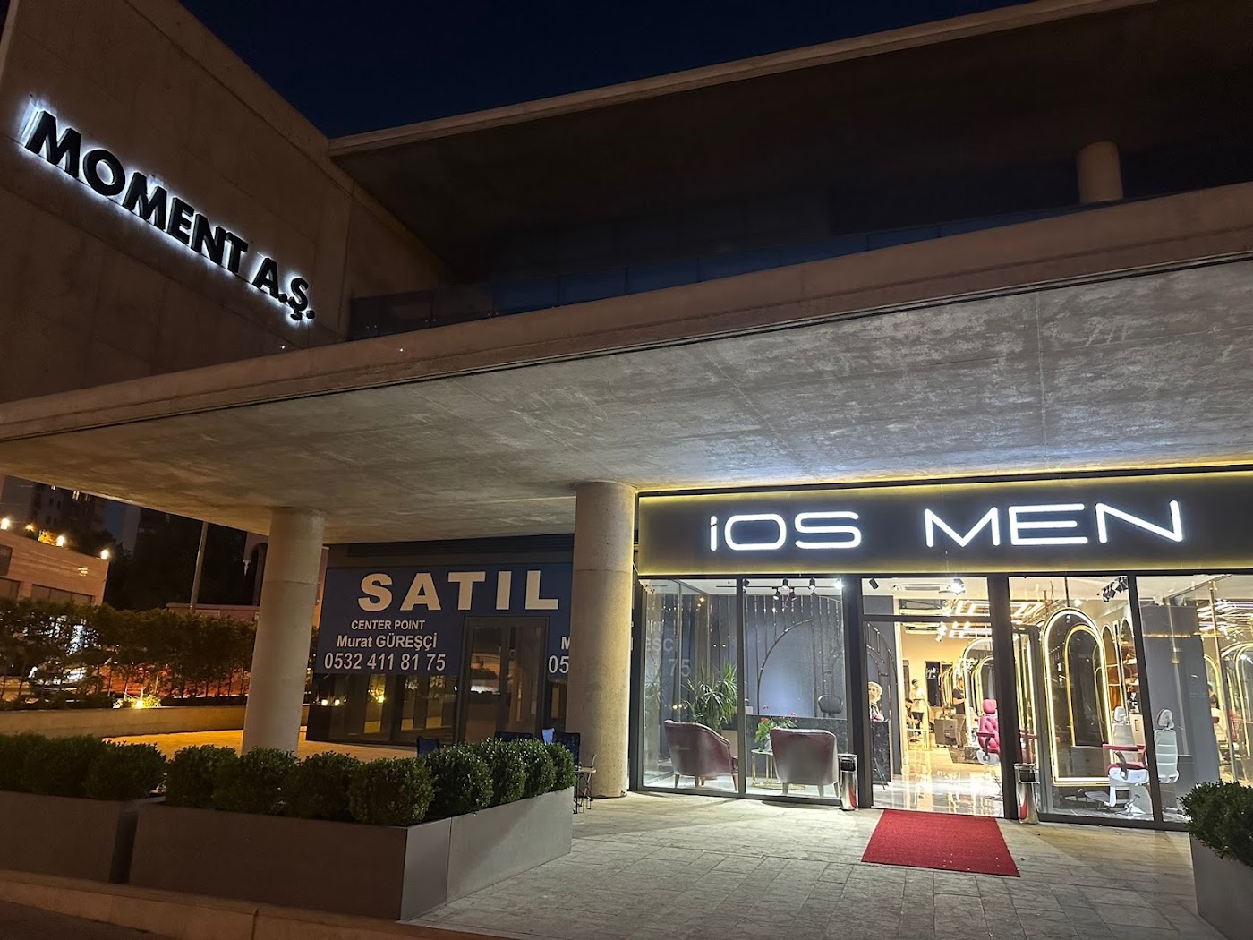 İos Men salon girişi — Beştepe'de aydınlatmalı vitrin ve iç mekân